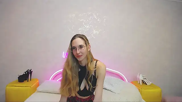 Snapshot of KlaryBrait chatting on February 21, 2025, 3:43 pm KlaryBrait online show from February 21, 2025, 3:43 pm