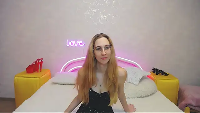 Snapshot of KlaryBrait chatting on February 24, 2025, 8:49 am KlaryBrait online show from February 24, 2025, 8:49 am