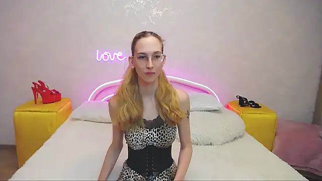 Snapshot of KlaryBrait chatting on February 25, 2025, 1:39 pm KlaryBrait online show from February 25, 2025, 1:39 pm