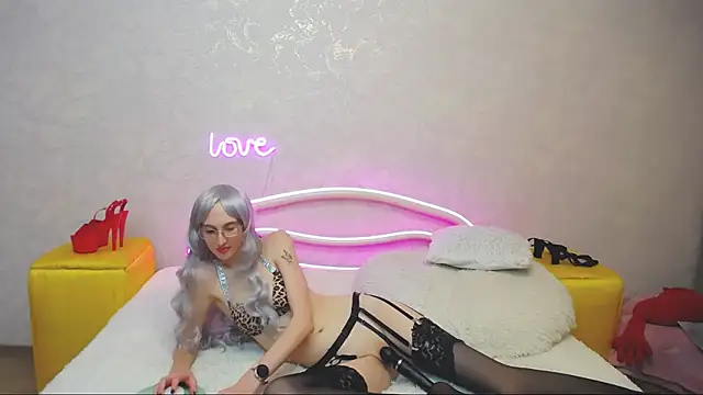 Snapshot of KlaryBrait chatting on February 26, 2025, 4:03 pm KlaryBrait online show from February 26, 2025, 4:03 pm