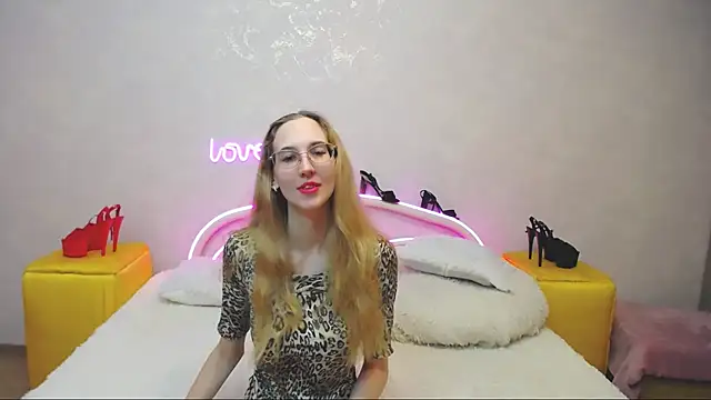 Snapshot of KlaryBrait chatting on March 5, 2025, 2:12 pm KlaryBrait online show from March 5, 2025, 2:12 pm
