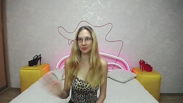 Snapshot of KlaryBrait chatting on September 19, 2025, 4:03 am KlaryBrait online show from September 19, 2025, 4:03 am