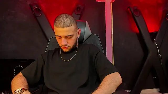 MaximusDick1  online show from September 18, 2025, 3:52 am