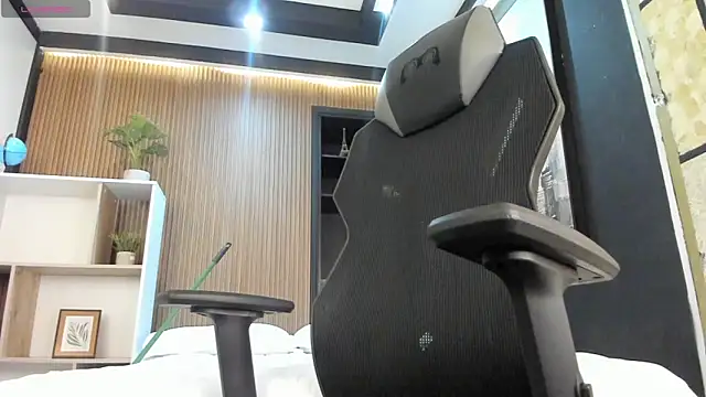 MaximusDick1  online show from March 16, 2026, 11:47 am