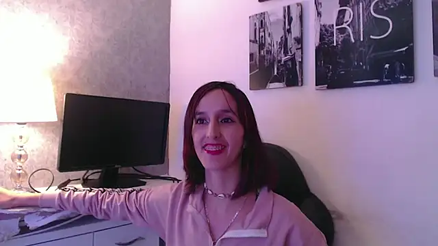 Ambar Roux  online show from January 12, 2025, 1:58 pm