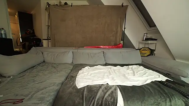 MacTroy online show from December 10, 2024, 5:11 pm