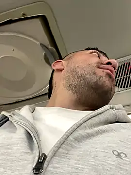 JuanZapata33 online show from September 8, 2025, 9:36 pm