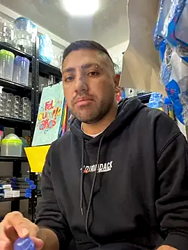 JuanZapata33 online show from September 28, 2025, 9:09 pm