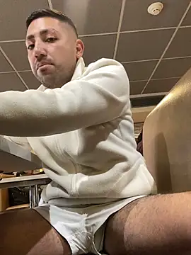 JuanZapata33 online show from November 13, 2025, 7:24 pm