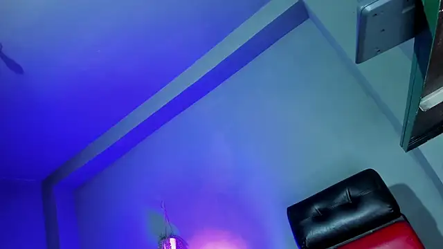 Travistanner 28 online show from September 21, 2025, 4:03 am