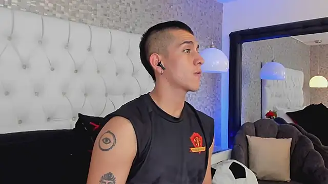 OliverSilverr online show from December 5, 2024, 3:15 am