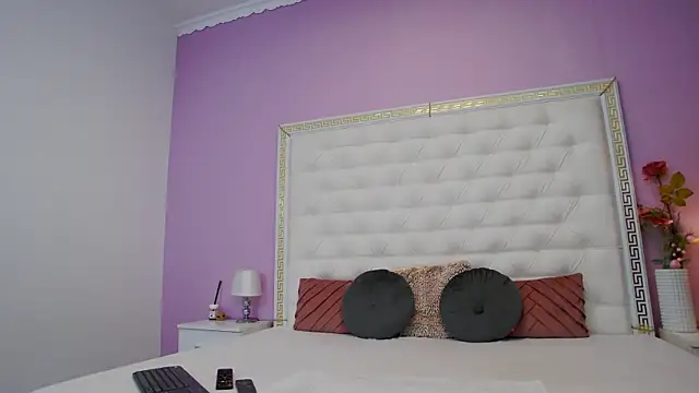 Lenna Paul online show from December 17, 2025, 4:51 am