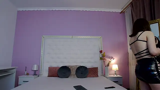 Lenna Paul online show from February 7, 2026, 5:11 am