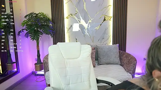 AlliceRouse online show from October 17, 2025, 7:05 pm