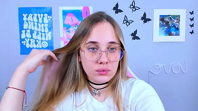 MiaMilas online show from December 23, 2024, 7:49 am