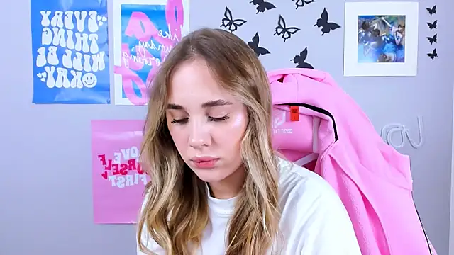 MiaMilas online show from December 30, 2024, 12:42 pm