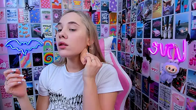 MiaMilas online show from December 19, 2025, 2:57 pm