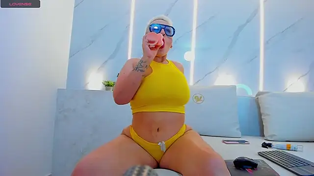 mia becke online show from January 3, 2025, 2:40 pm