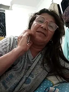 Aranza-Queen online show from November 15, 2025, 4:32 am