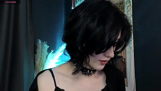 dark vamp  online show from December 5, 2024, 9:17 pm