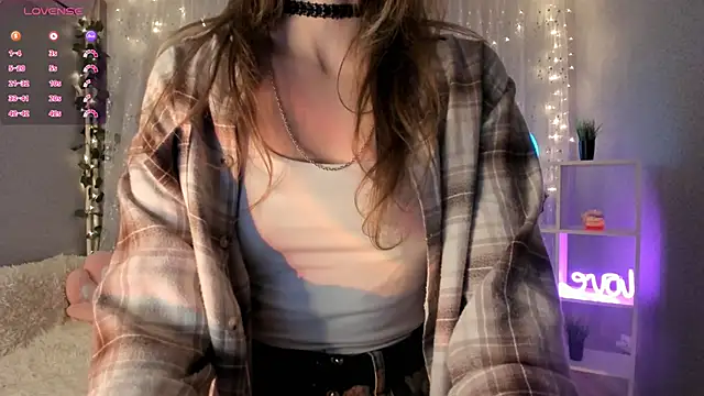 Snapshot of AraCopple chatting on December 6, 2024, 8:18 pm AraCopple online show from December 6, 2024, 8:18 pm