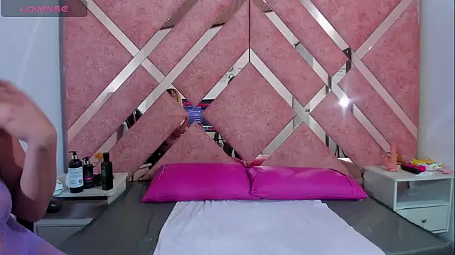 Lucy White   online show from November 25, 2025, 9:15 pm