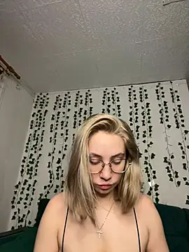 Snapshot of Kitty_Katrine chatting on March 21, 2025, 6:40 pm Kitty Katrine online show from March 21, 2025, 6:40 pm