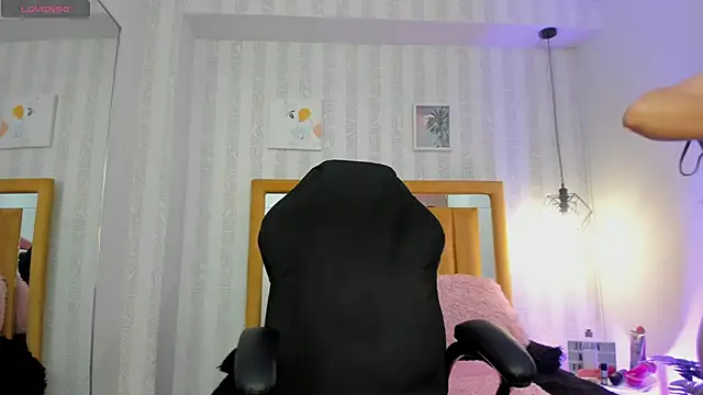 pettit courtny online show from September 30, 2025, 8:03 pm