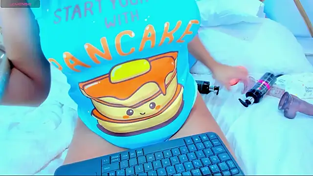 LaurenHu online show from March 5, 2025, 6:44 am