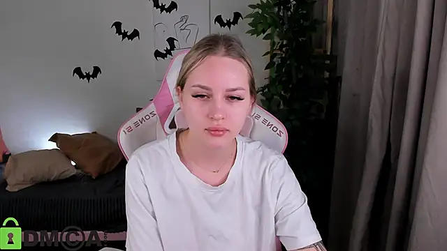 Carol  Cox online show from October 31, 2025, 9:38 pm