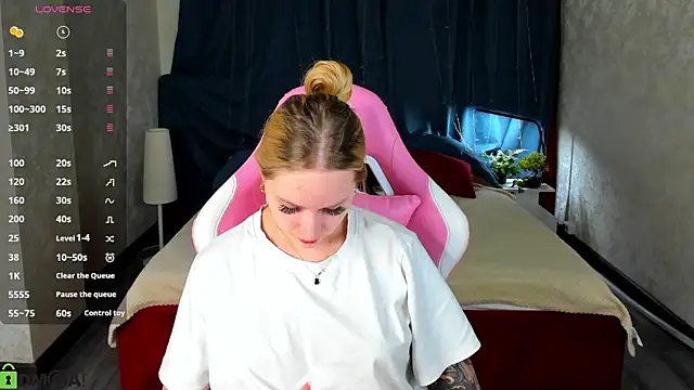 Carol  Cox online show from November 5, 2025, 10:43 pm