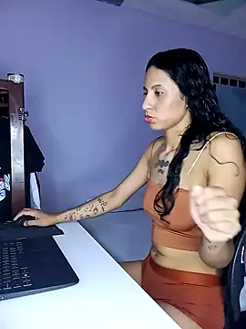 Snapshot of Karii-R chatting on December 24, 2024, 3:38 am Karii-R online show from December 24, 2024, 3:38 am