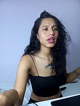 Snapshot of Karii-R chatting on February 9, 2025, 8:24 pm Karii-R online show from February 9, 2025, 8:24 pm