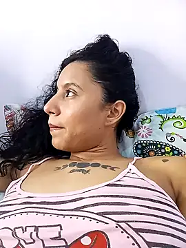 Snapshot of Karii-R chatting on February 28, 2025, 4:43 am Karii-R online show from February 28, 2025, 4:43 am