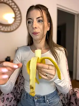 Mia Ethan online show from October 9, 2025, 7:17 am