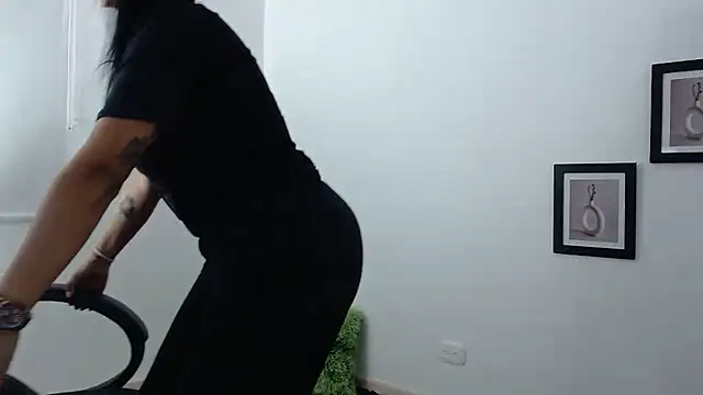 vaiolet triana online show from December 4, 2024, 6:50 pm