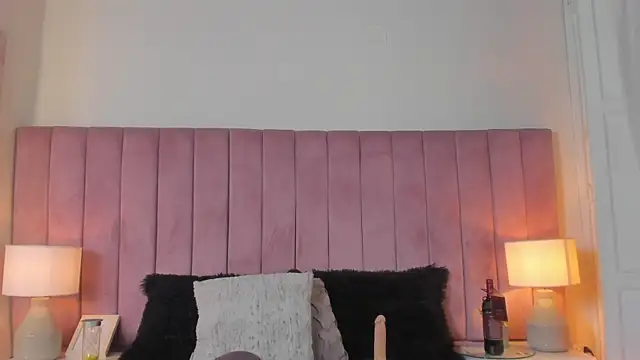 Aleja arango1 online show from September 20, 2025, 9:27 pm