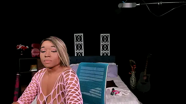 NinaRiveraXO online show from October 4, 2025, 1:36 am