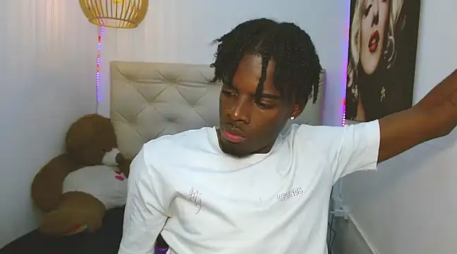 Snapshot of royce_ebony chatting on December 12, 2024, 2:48 am royce ebony online show from December 12, 2024, 2:48 am