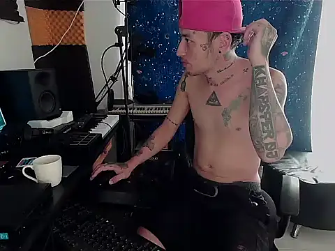 Snapshot of patrik_tattoo_ chatting on December 9, 2024, 6:25 pm patrik tattoo online show from December 9, 2024, 6:25 pm