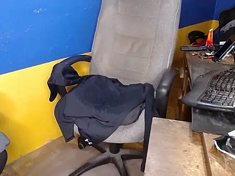 shyhuskyguy online show from December 18, 2025, 4:07 am