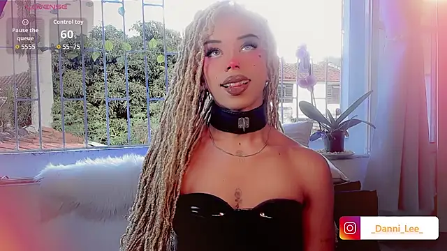 DanniLee  online show from October 26, 2025, 9:10 pm