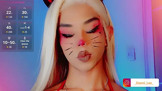 DanniLee  online show from October 31, 2025, 10:11 pm