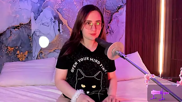 centaurigirl online show from September 27, 2025, 3:33 am