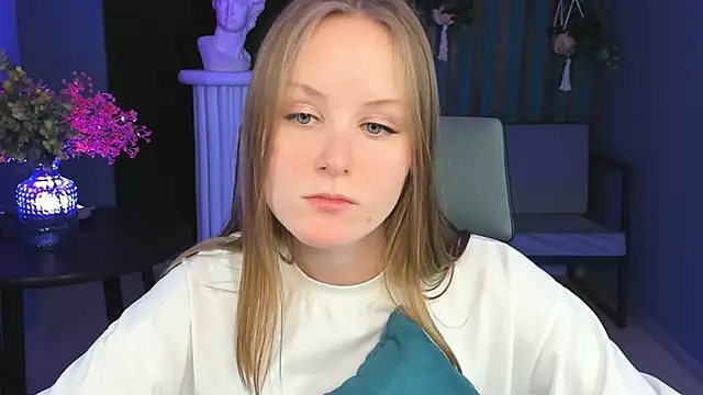 VivienLeeigh online show from December 18, 2024, 4:17 pm