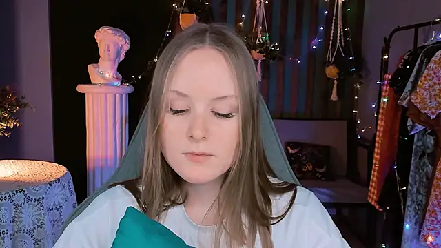 VivienLeeigh online show from December 28, 2024, 4:09 pm