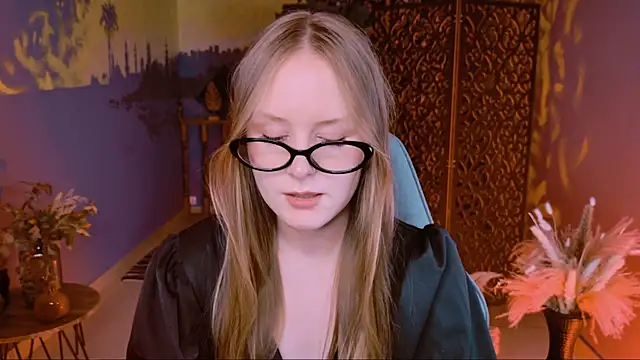 VivienLeeigh online show from September 24, 2025, 3:04 pm