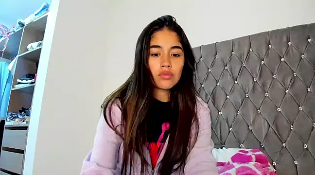 Snapshot of AriaMontgomery chatting on December 18, 2024, 5:15 am AriaMontgomery online show from December 18, 2024, 5:15 am