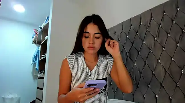 Snapshot of AriaMontgomery chatting on December 19, 2024, 7:40 pm AriaMontgomery online show from December 19, 2024, 7:40 pm