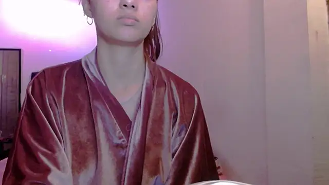Snapshot of holy_juli chatting on April 23, 2026, 3:52 am holy juli online show from April 23, 2026, 3:52 am